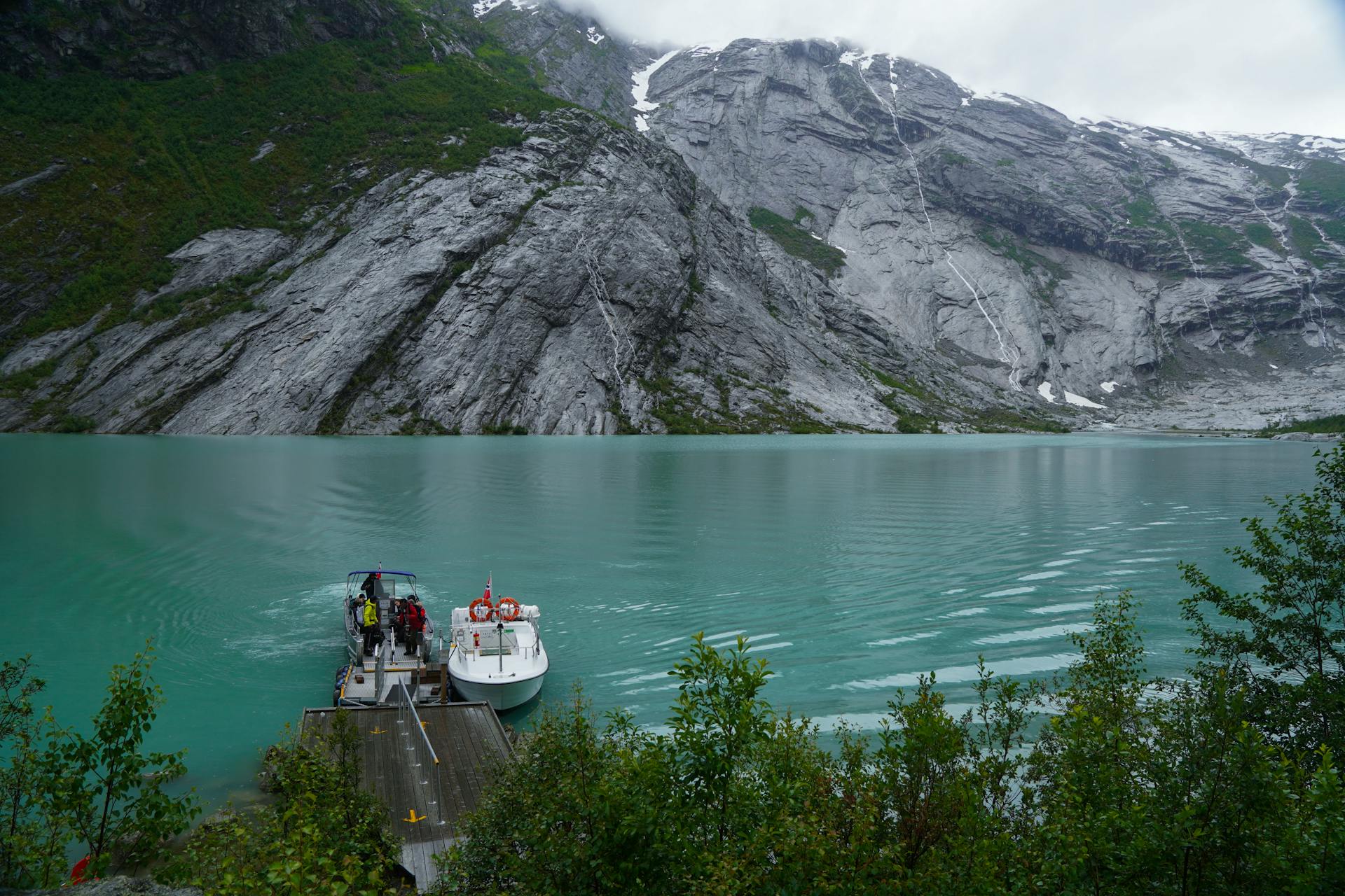 Buss ved norsk fjord